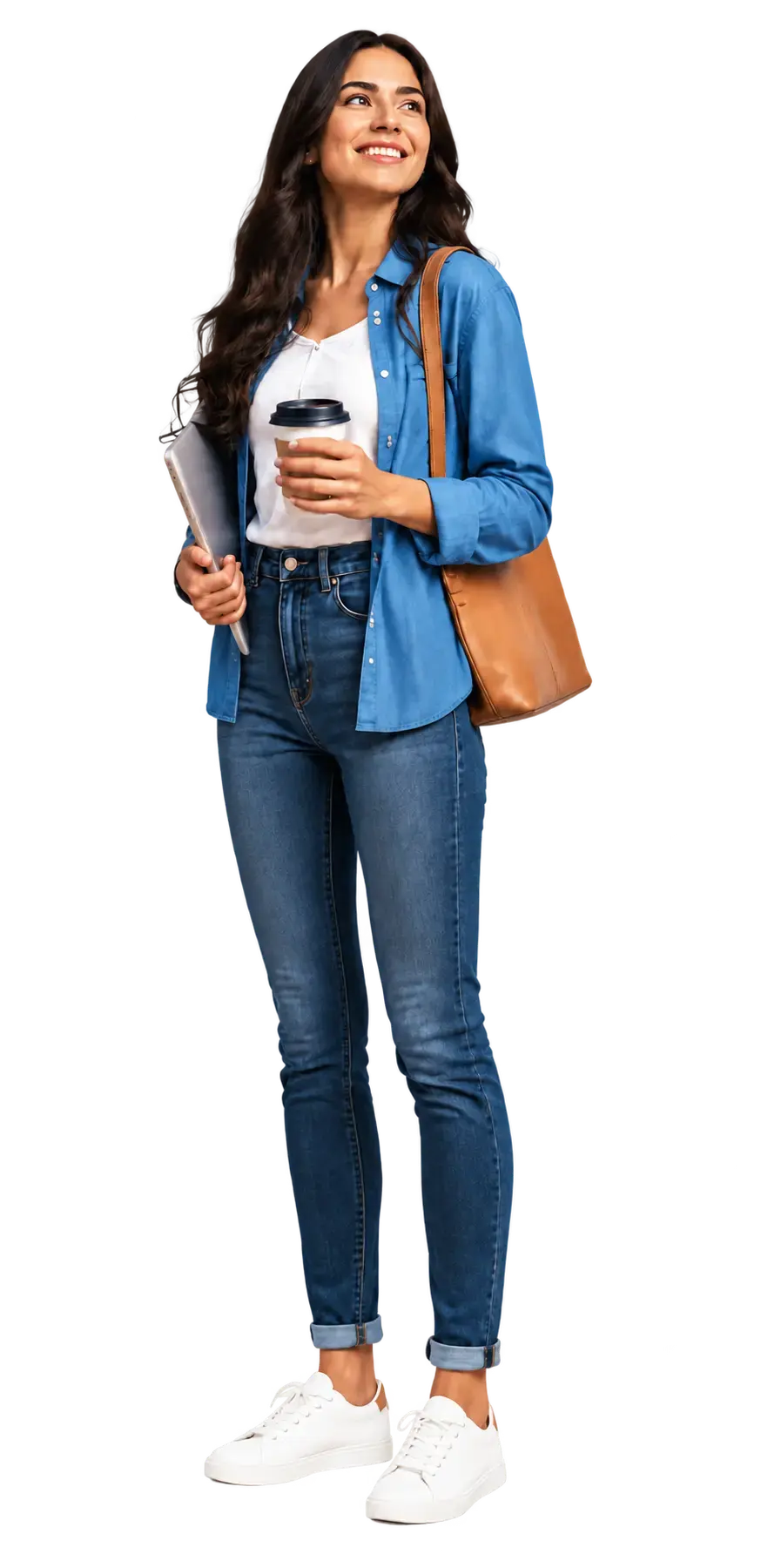 Mujer sonriente con una bebida y una tableta